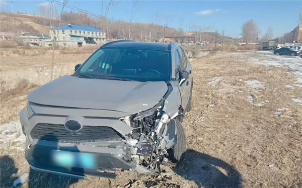 丰田荣放事故致驾驶员受伤 气囊没炸!车主:厂家啥数据都不给