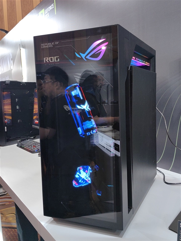 华硕梦幻电竞旗舰！ROG枪神10X台式机惊艳首秀：首创全息投影颜值无敌