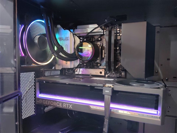 华硕梦幻电竞旗舰！ROG枪神10X台式机惊艳首秀：首创全息投影颜值无敌