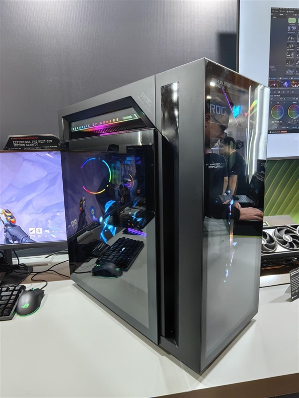 华硕梦幻电竞旗舰！ROG枪神10X台式机惊艳首秀：首创全息投影颜值无敌