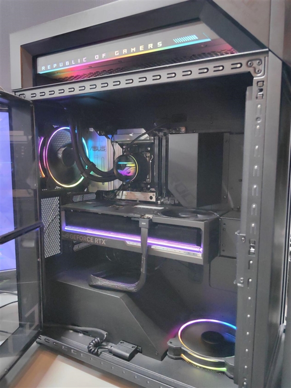 华硕梦幻电竞旗舰！ROG枪神10X台式机惊艳首秀：首创全息投影颜值无敌