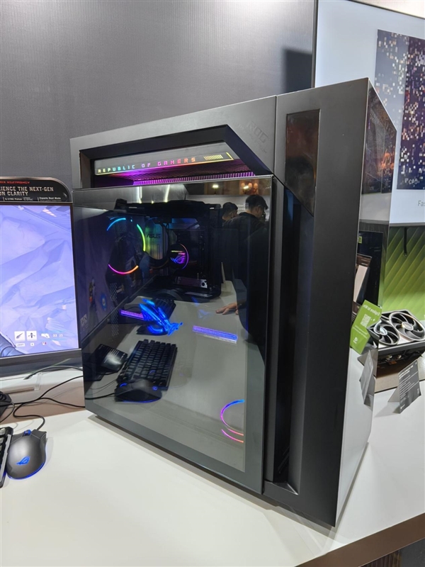 华硕梦幻电竞旗舰！ROG枪神10X台式机惊艳首秀：首创全息投影颜值无敌