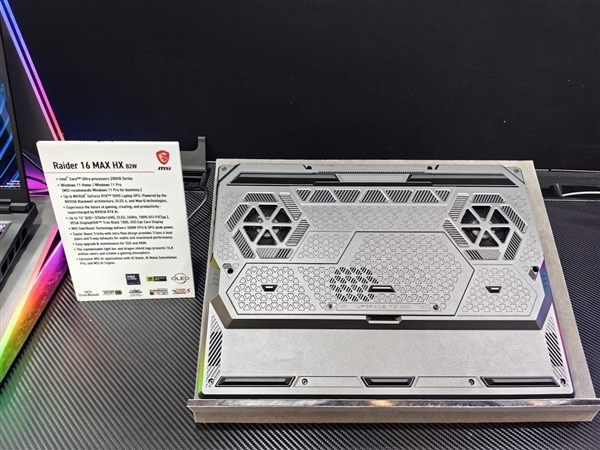 首款性能释放300W游戏本！微星全新泰坦16/MAX亮相：满功耗RTX 5090
