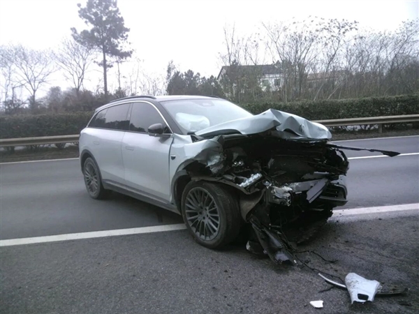 男子高速上开启辅助驾驶后安心睡20多公里：果然撞了