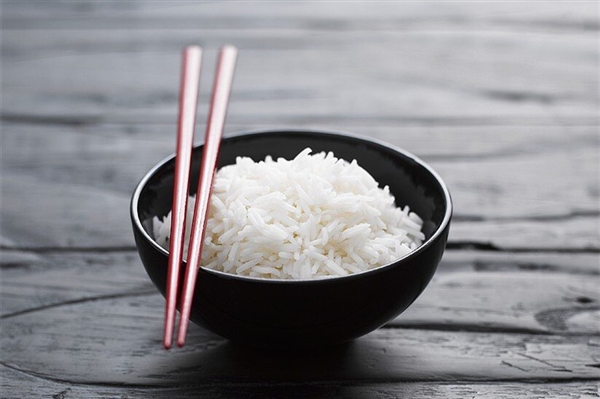 68元高铁盒饭被质疑是“隔夜饭”:为啥不能供应新鲜菜品