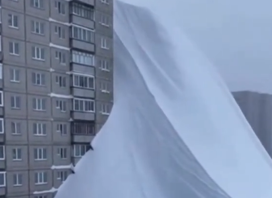俄罗斯一地暴雪堆出公寓楼高雪坡 暴雪强度近30年降水量之最