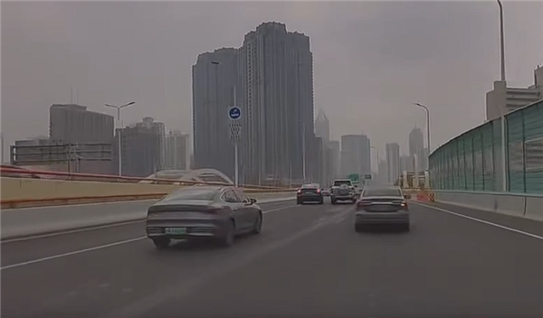 路怒要不得!坦克500变道别车 特斯拉一脚油门将其干翻