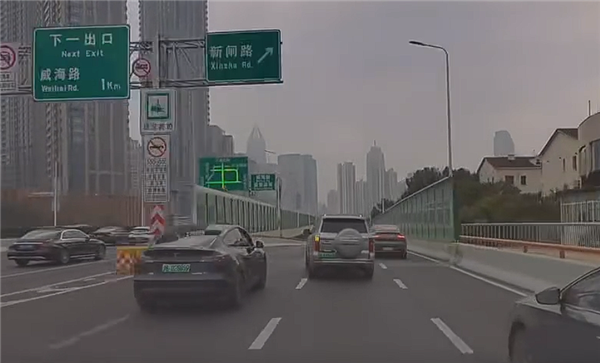 路怒要不得!坦克500变道别车 特斯拉一脚油门将其干翻