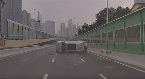 路怒要不得!坦克500变道别车 特斯拉一脚油门将其干翻