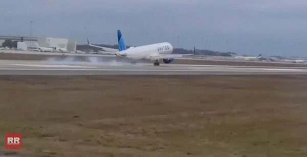 美联航一载206人的客机降落太猛 前轮直接脱落