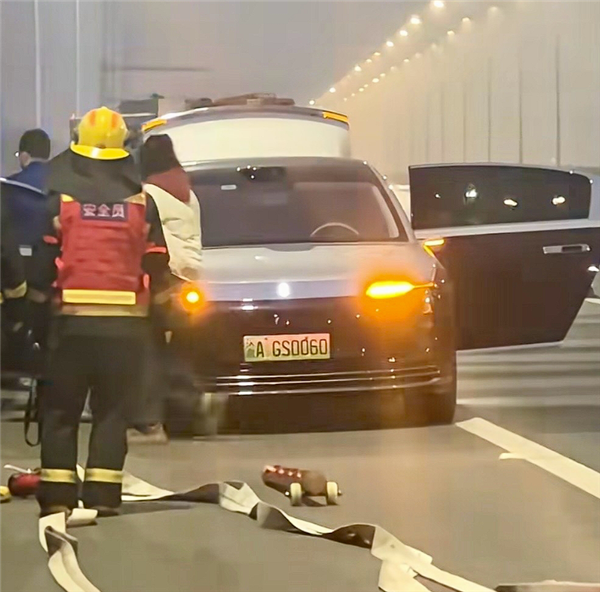 网传尊界S800自燃起火 官方回应:系打火机被挤压 非车辆原因