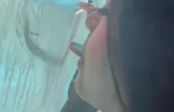 千万别试!南方人哈尔滨舔冰块 拔下后舌头流血