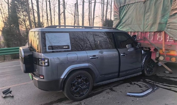 方程豹钛7成保命神车:A柱追尾大货车未变形