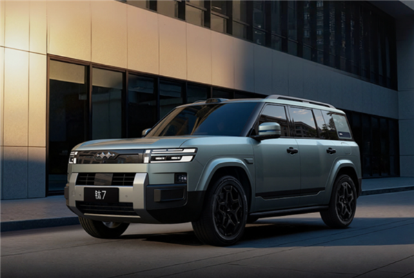 方程豹钛7成保命神车:A柱追尾大货车未变形