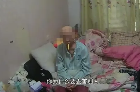 64岁患癌老人碰瓷货车司机 被儿子怒斥：你不要害别人