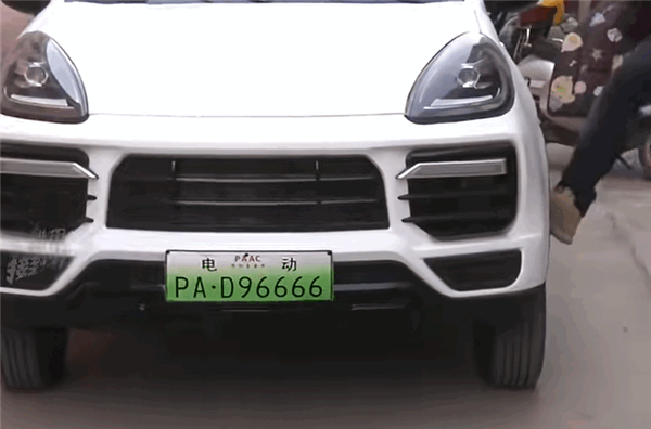 老人花2万买保时捷老头乐：方向盘是歪的、行驶中还会突然断电