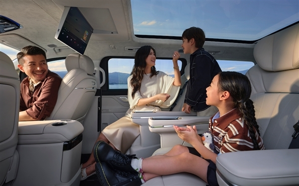 一车装下42人破世界纪录！吉利银河V900上市：26.98万起