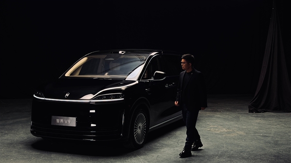 赵长江晒与智界V9合照 鸿蒙智行首款MPV发布在即