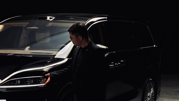 赵长江晒与智界V9合照 鸿蒙智行首款MPV发布在即