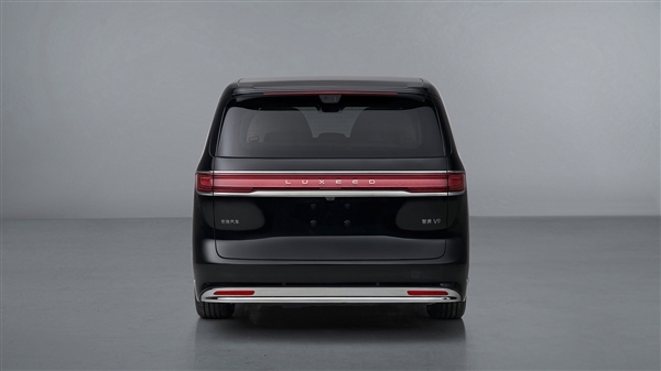 赵长江晒与智界V9合照 鸿蒙智行首款MPV发布在即