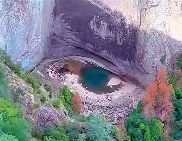 浙江大龙湫瀑布惊现“龙眼”奇观 网友：还是双眼皮
