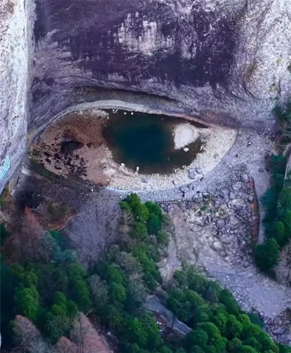 浙江大龙湫瀑布惊现“龙眼”奇观 网友：还是双眼皮