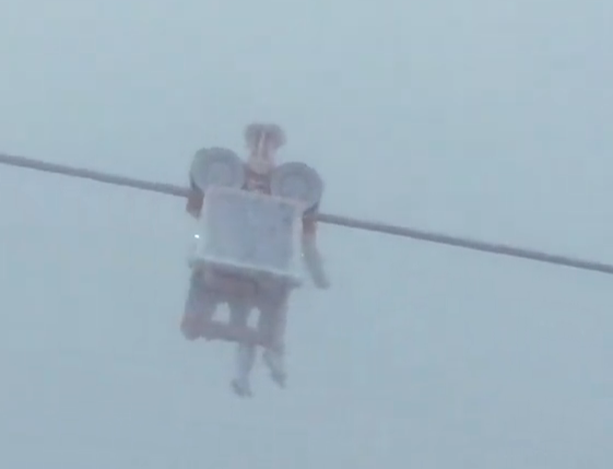 电力除冰“小黄人”爆火 刷屏海内外社交平台