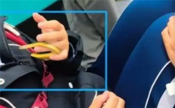 深圳地铁车厢内有人掏出活蛇玩耍 官方紧急回应