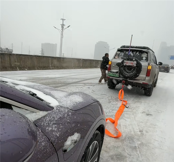 坦克500单车救援十几辆车获全网点赞!长城汽车回应:将设立专项救援护航保障