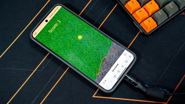 网友疯狂脑洞大开!打造奇葩射击游戏:靠插拔充电器来拉弓射箭