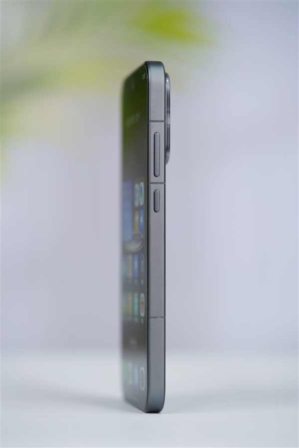 透明RGB光环 辨识度拉满!真我Neo8图赏