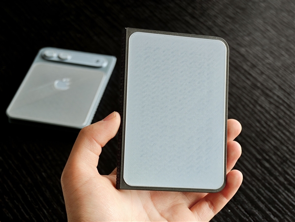 苹果首款折叠屏蓄势待发 iPhone Fold模型上手