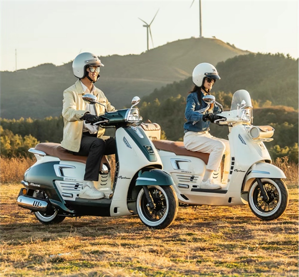 摩托车也卷飞了！赛科龙复古踏板RT250E上市：14999元起