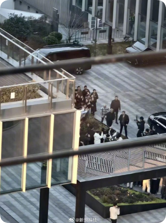 正值H200芯片出口关键期 黄仁勋再度来华 首站现身英伟达上海办公室 