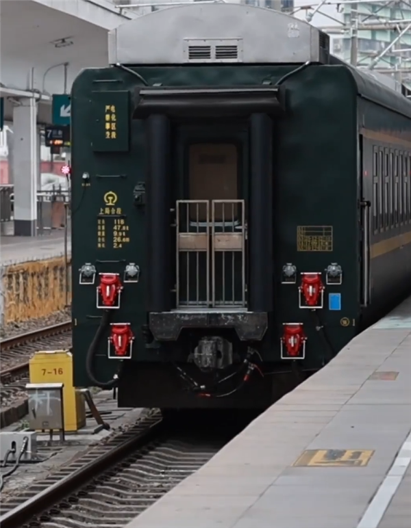 最后一班普速列车发出 百年广州站告别绿皮车 全面迈入高铁时代