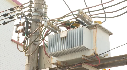 无人机吊猪挂电线 致村庄停电十小时