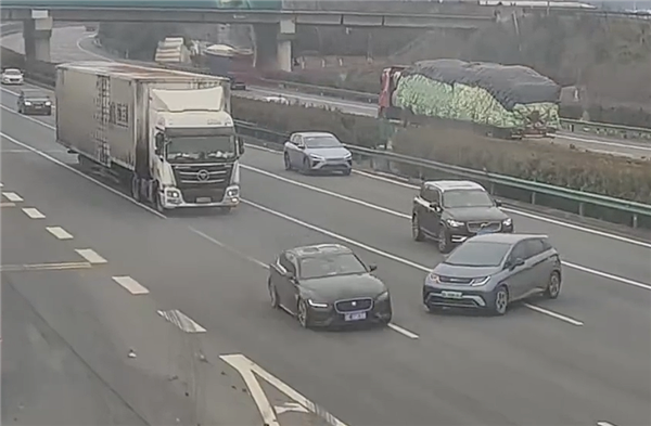 错过路口强行变道遭半挂猛撞！小车女司机：我打了转向灯啊