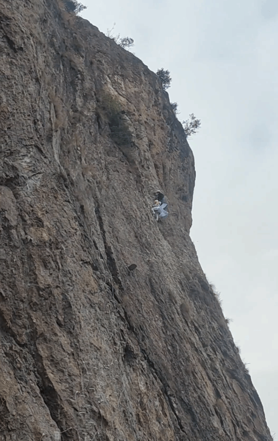 女玩家COS《原神》旅行者爬山：体力条会见底吗