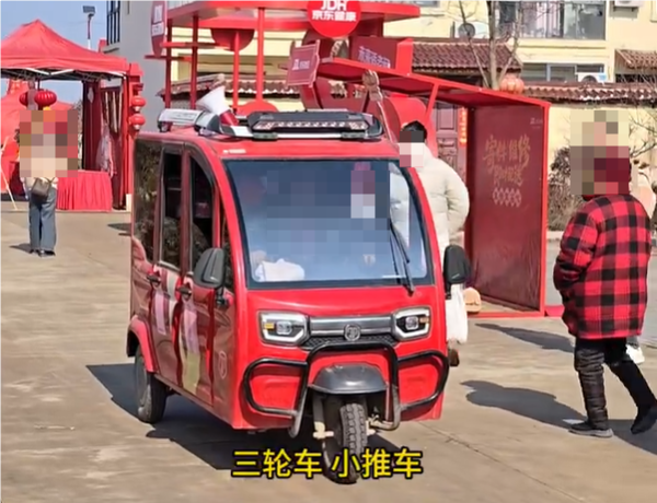 刘强东老家喊话村民来拉年货:三轮车、小推车能用的都用上