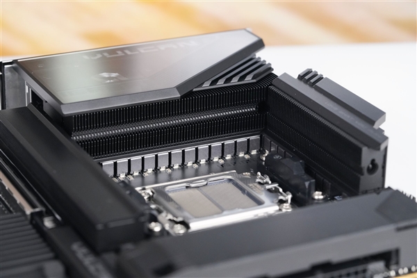 刷新超频记录！七彩虹iGame X870E Vulcan OC V14图赏