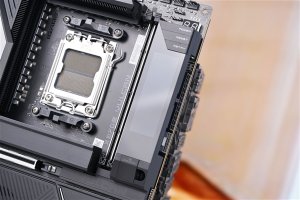 刷新超频记录！七彩虹iGame X870E Vulcan OC V14图赏