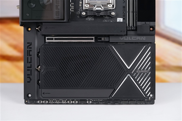 刷新超频记录！七彩虹iGame X870E Vulcan OC V14图赏