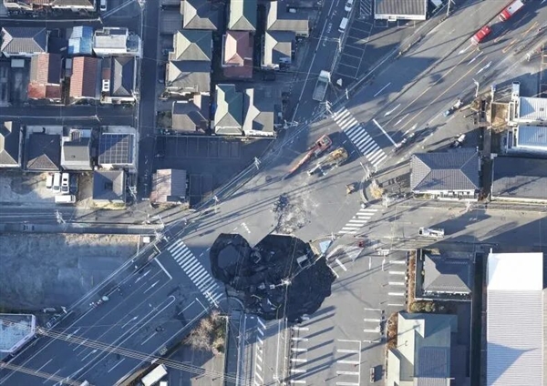 日本道路塌出天坑一年还没修好 附近居民快被臭疯了