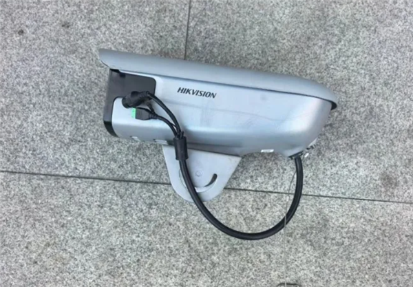 司机凌晨偷走公安的摄像头!理由奇葩:它们拍出的画面肯定清晰