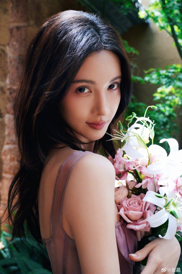 演员金晨被曝肇事逃逸让助理顶包 交警回应：正在核实