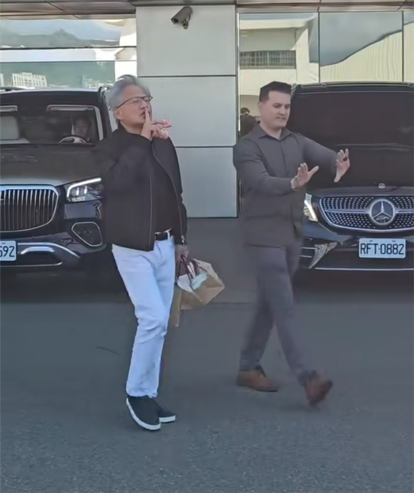 黄仁勋现身中国t湾：下飞机给媒体发养乐多和三明治