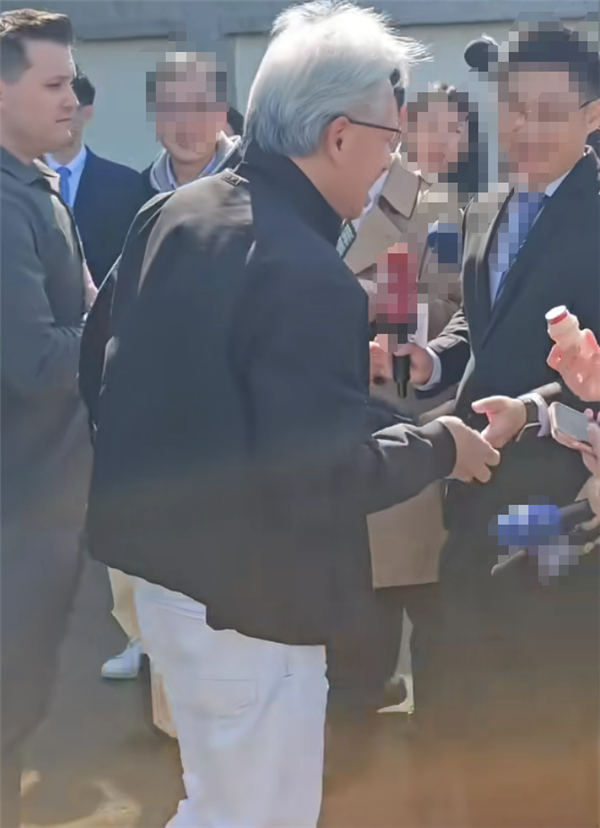 黄仁勋现身中国t湾：下飞机给媒体发养乐多和三明治