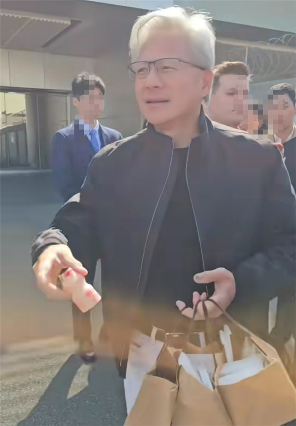 黄仁勋现身中国t湾：下飞机给媒体发养乐多和三明治