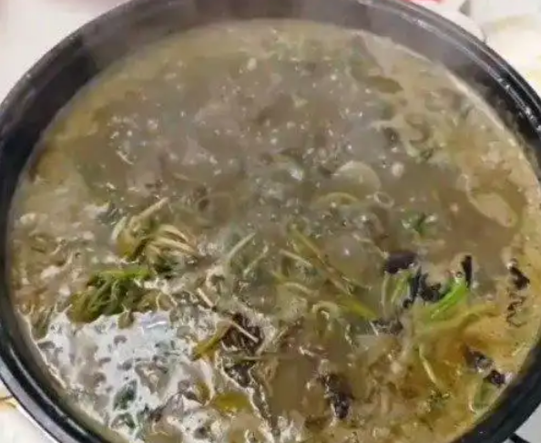 一家人吃自制牛瘪火锅中毒双手变蓝 加入一种不知名蔬菜