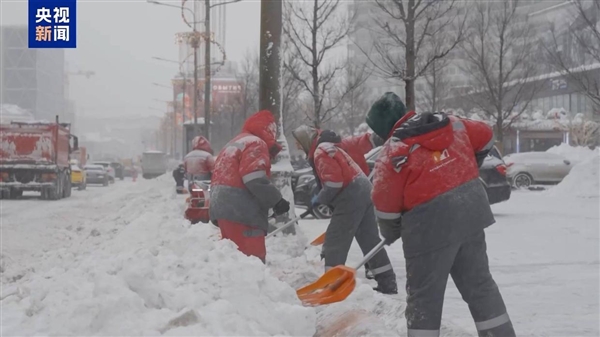 莫斯科遭遇近200年来最强降雪：街道车辆全被埋在雪里